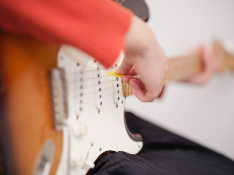 エレキギターをギター教室で学ぶ